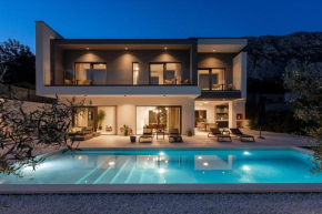 NEW Villa Adventure with 3 en-suite bedrooms, a Media room, private pool, 7km from Omiš